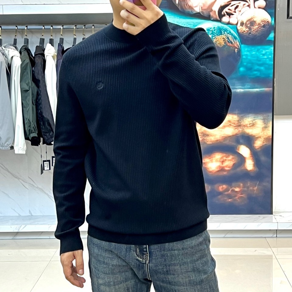 Loro Piana诺悠翩雅、2025秋冬新品针织衫，以创新混纺工艺重新定义秋冬舒适美学。款式采用经典圆