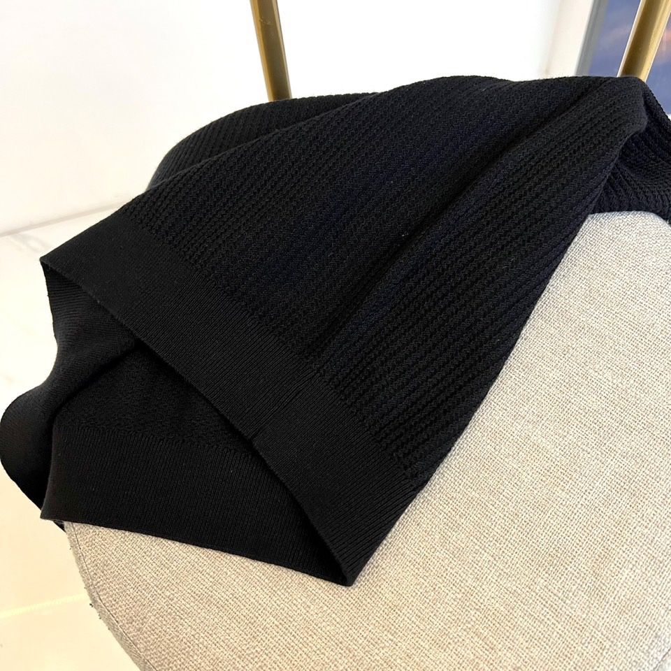 Loro Piana诺悠翩雅、2025秋冬新品针织衫，以创新混纺工艺重新定义秋冬舒适美学。款式采用经典圆