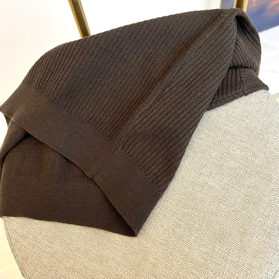 Loro Piana诺悠翩雅、2025秋冬新品针织衫，以创新混纺工艺重新定义秋冬舒适美学。款式采用经典圆