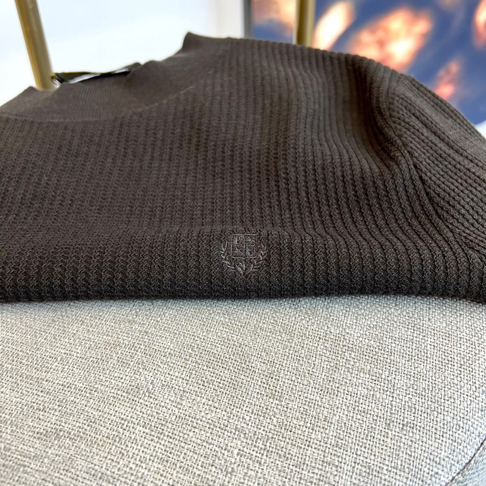 Loro Piana诺悠翩雅、2025秋冬新品针织衫，以创新混纺工艺重新定义秋冬舒适美学。款式采用经典圆