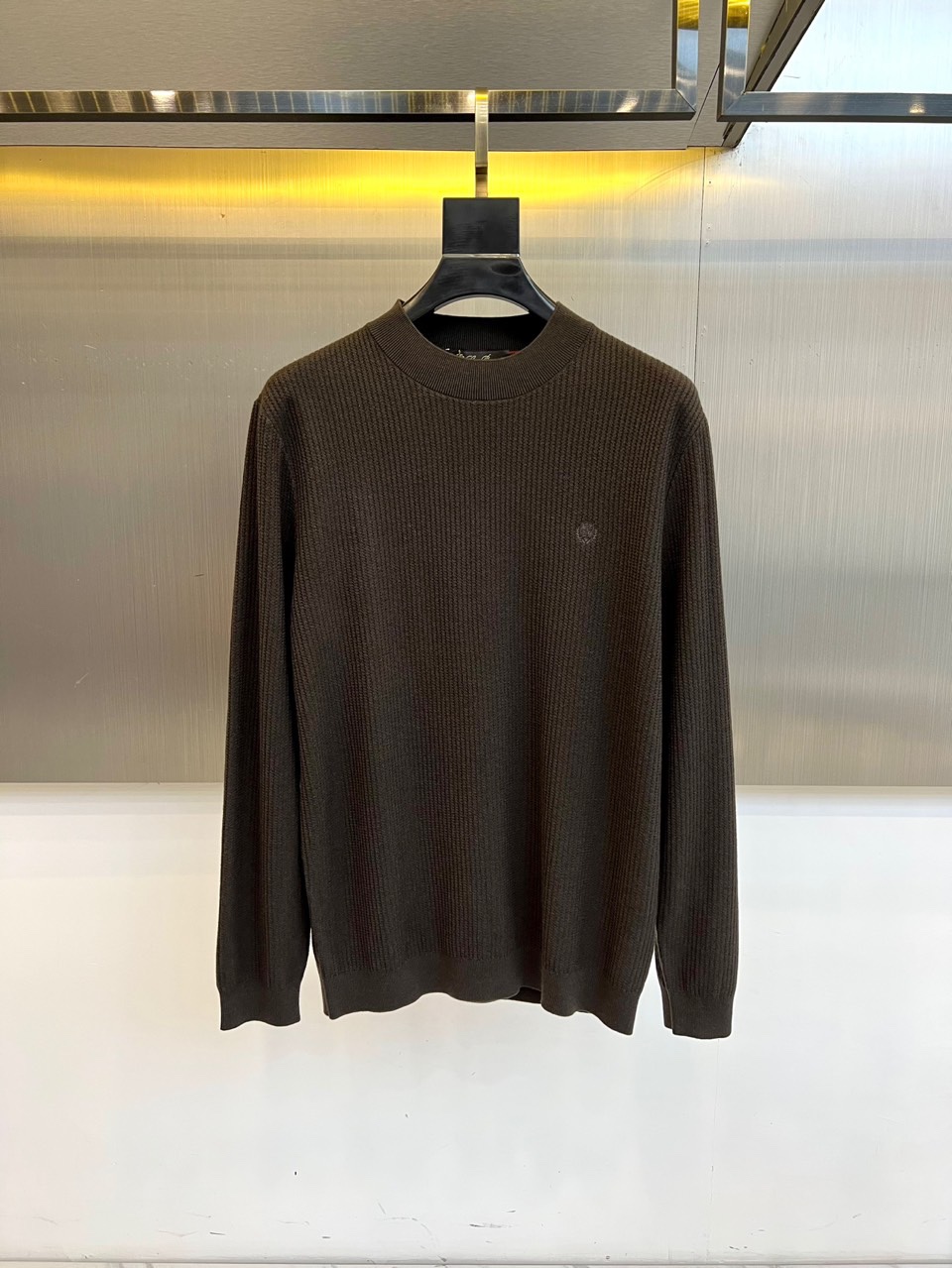 Loro Piana诺悠翩雅、2025秋冬新品针织衫，以创新混纺工艺重新定义秋冬舒适美学。款式采用经典圆