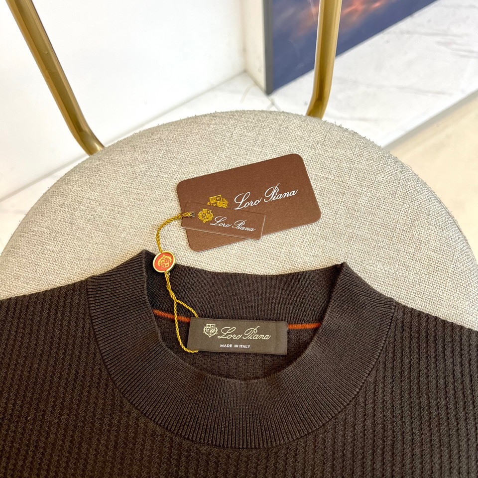 Loro Piana诺悠翩雅、2025秋冬新品针织衫，以创新混纺工艺重新定义秋冬舒适美学。款式采用经典圆