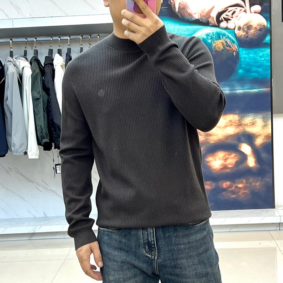 Loro Piana诺悠翩雅、2025秋冬新品针织衫，以创新混纺工艺重新定义秋冬舒适美学。款式采用经典圆