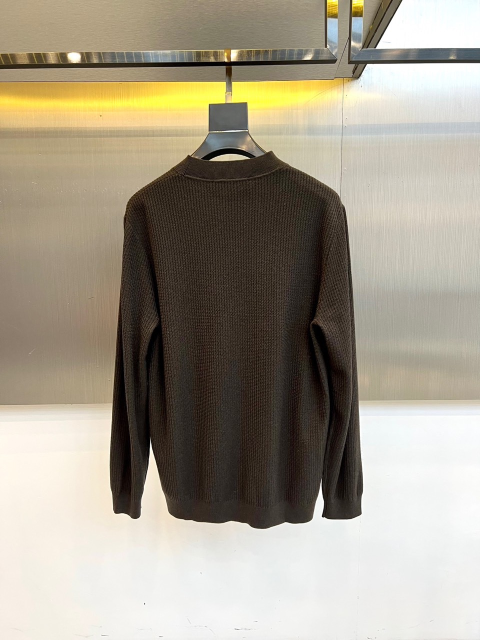 Loro Piana诺悠翩雅、2025秋冬新品针织衫，以创新混纺工艺重新定义秋冬舒适美学。款式采用经典圆