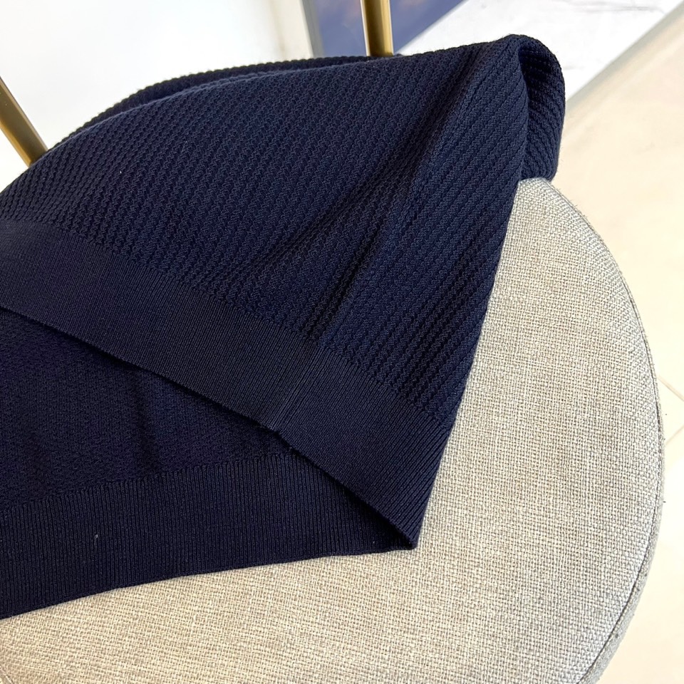 Loro Piana诺悠翩雅、2025秋冬新品针织衫，以创新混纺工艺重新定义秋冬舒适美学。款式采用经典圆