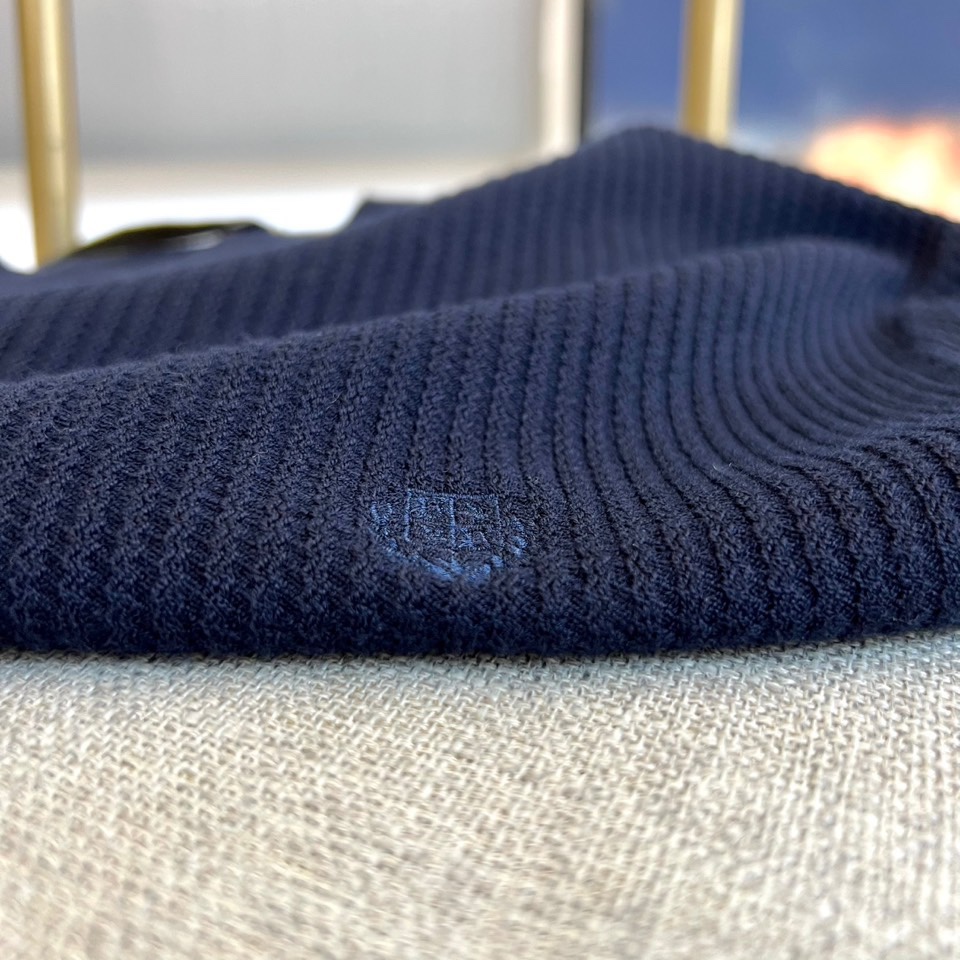 Loro Piana诺悠翩雅、2025秋冬新品针织衫，以创新混纺工艺重新定义秋冬舒适美学。款式采用经典圆