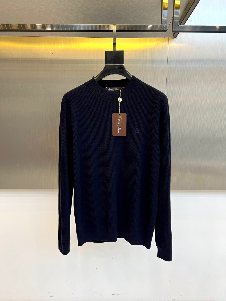 Loro Piana诺悠翩雅、2025秋冬新品针织衫，以创新混纺工艺重新定义秋冬舒适美学。款式采用经典圆