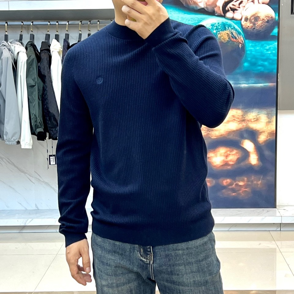 Loro Piana诺悠翩雅、2025秋冬新品针织衫，以创新混纺工艺重新定义秋冬舒适美学。款式采用经典圆