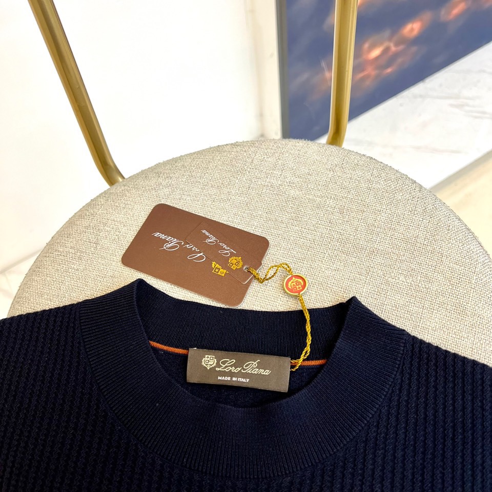 Loro Piana诺悠翩雅、2025秋冬新品针织衫，以创新混纺工艺重新定义秋冬舒适美学。款式采用经典圆