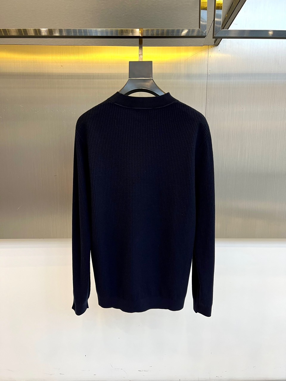 Loro Piana诺悠翩雅、2025秋冬新品针织衫，以创新混纺工艺重新定义秋冬舒适美学。款式采用经典圆