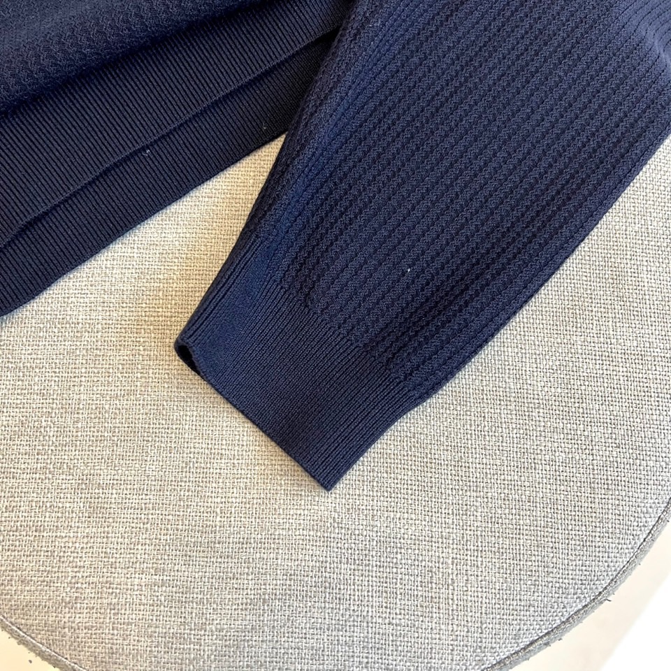 Loro Piana诺悠翩雅、2025秋冬新品针织衫，以创新混纺工艺重新定义秋冬舒适美学。款式采用经典圆