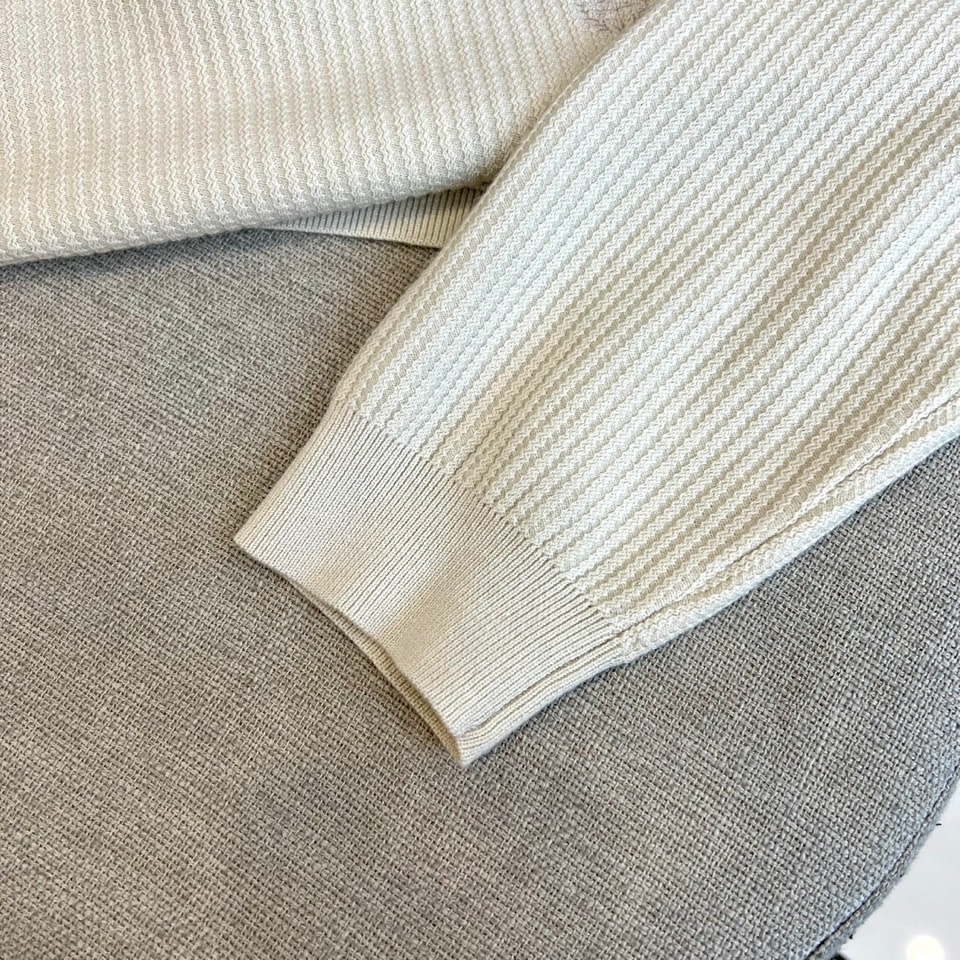 Loro Piana诺悠翩雅、2025秋冬新品针织衫，以创新混纺工艺重新定义秋冬舒适美学。款式采用经典圆