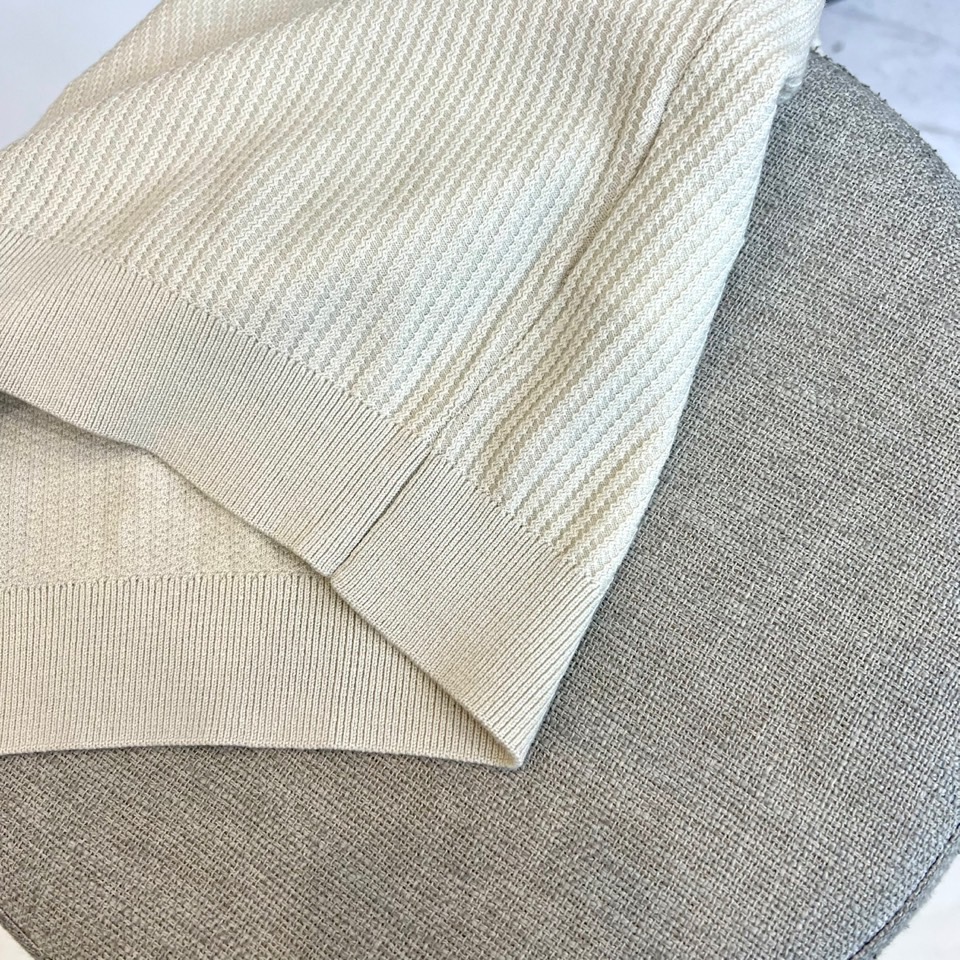 Loro Piana诺悠翩雅、2025秋冬新品针织衫，以创新混纺工艺重新定义秋冬舒适美学。款式采用经典圆