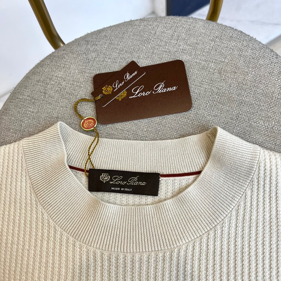 Loro Piana诺悠翩雅、2025秋冬新品针织衫，以创新混纺工艺重新定义秋冬舒适美学。款式采用经典圆