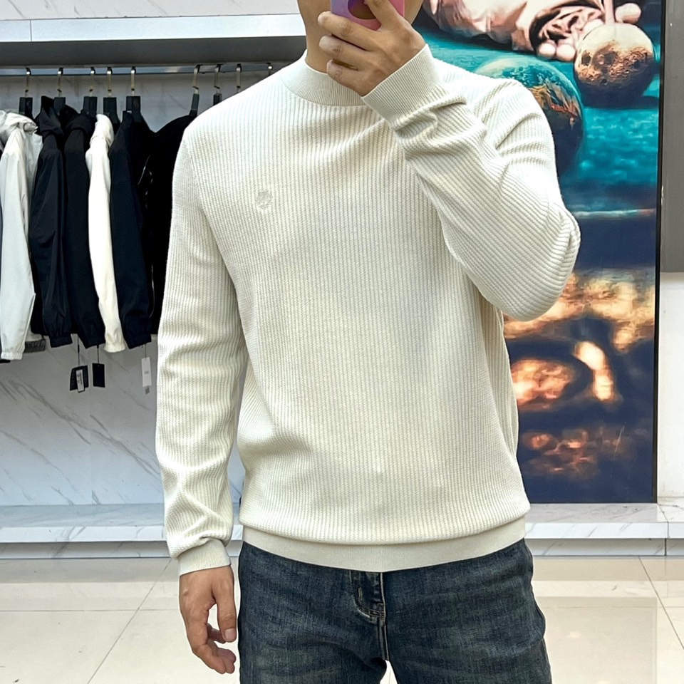 Loro Piana诺悠翩雅、2025秋冬新品针织衫，以创新混纺工艺重新定义秋冬舒适美学。款式采用经典圆