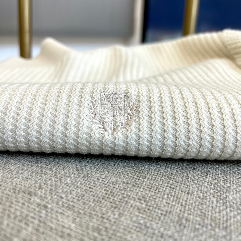 Loro Piana诺悠翩雅、2025秋冬新品针织衫，以创新混纺工艺重新定义秋冬舒适美学。款式采用经典圆