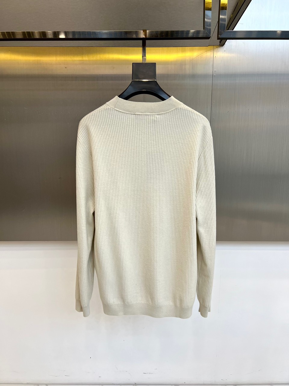 Loro Piana诺悠翩雅、2025秋冬新品针织衫，以创新混纺工艺重新定义秋冬舒适美学。款式采用经典圆