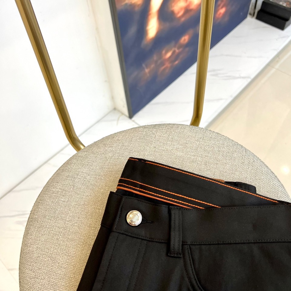 Loro Piana诺悠翩雅、2025秋冬新品男士长裤，以意大利顶级面料工艺重新定义奢华日常着装。本系列