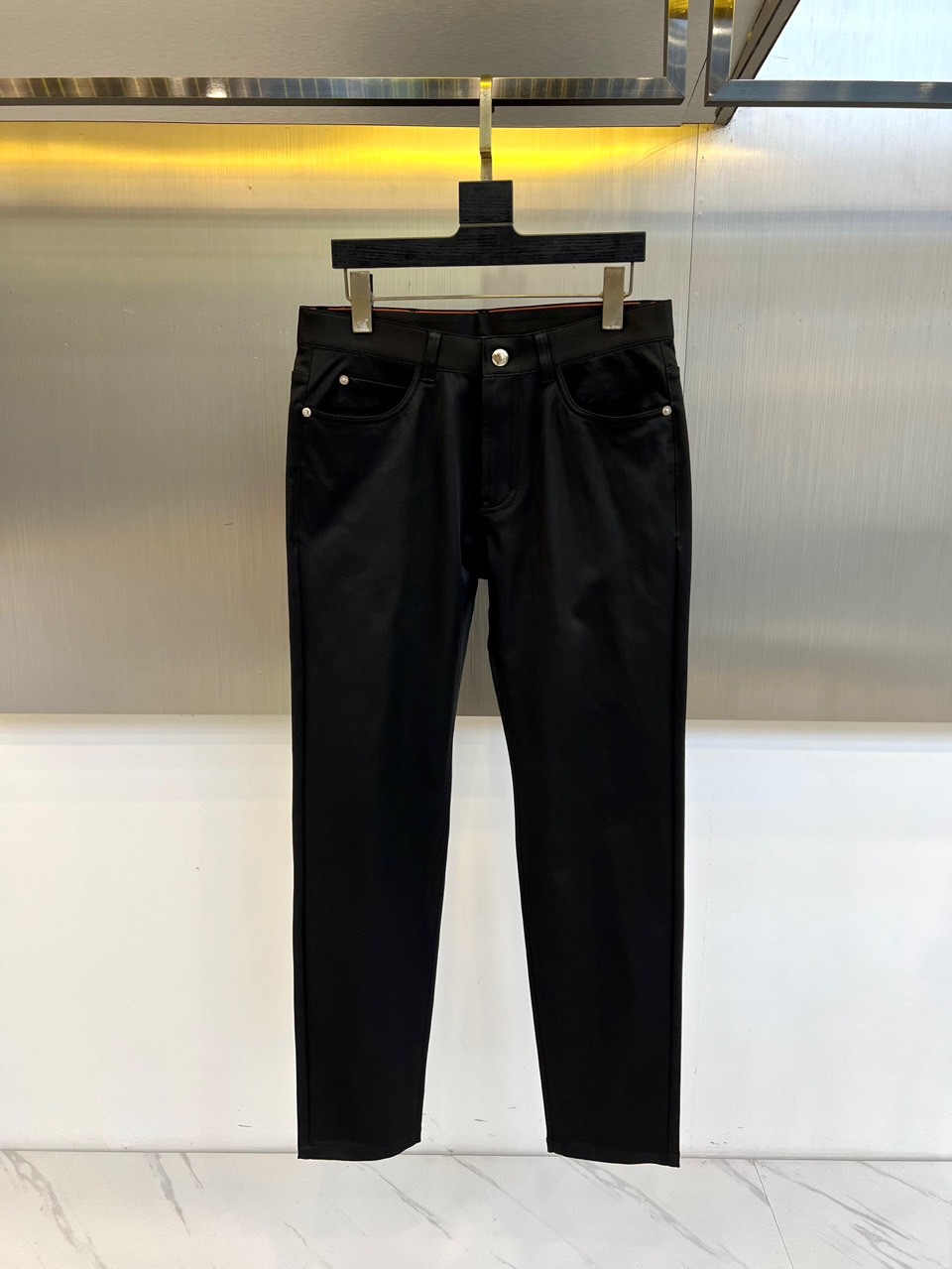 Loro Piana诺悠翩雅、2025秋冬新品男士长裤，以意大利顶级面料工艺重新定义奢华日常着装。本系列