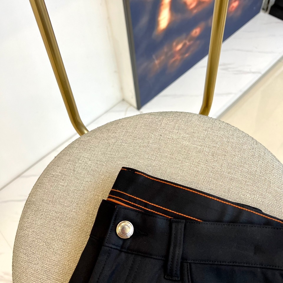 Loro Piana诺悠翩雅、2025秋冬新品男士长裤，以意大利顶级面料工艺重新定义奢华日常着装。本系列