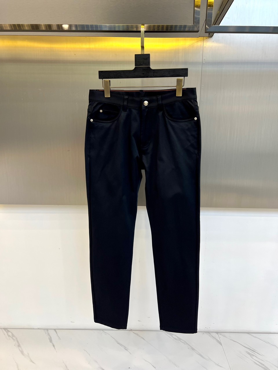 Loro Piana诺悠翩雅、2025秋冬新品男士长裤，以意大利顶级面料工艺重新定义奢华日常着装。本系列