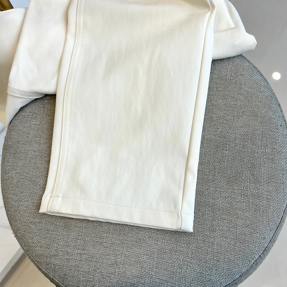 Loro Piana诺悠翩雅、2025秋冬新品男士长裤，以意大利顶级面料工艺重新定义奢华日常着装。本系列