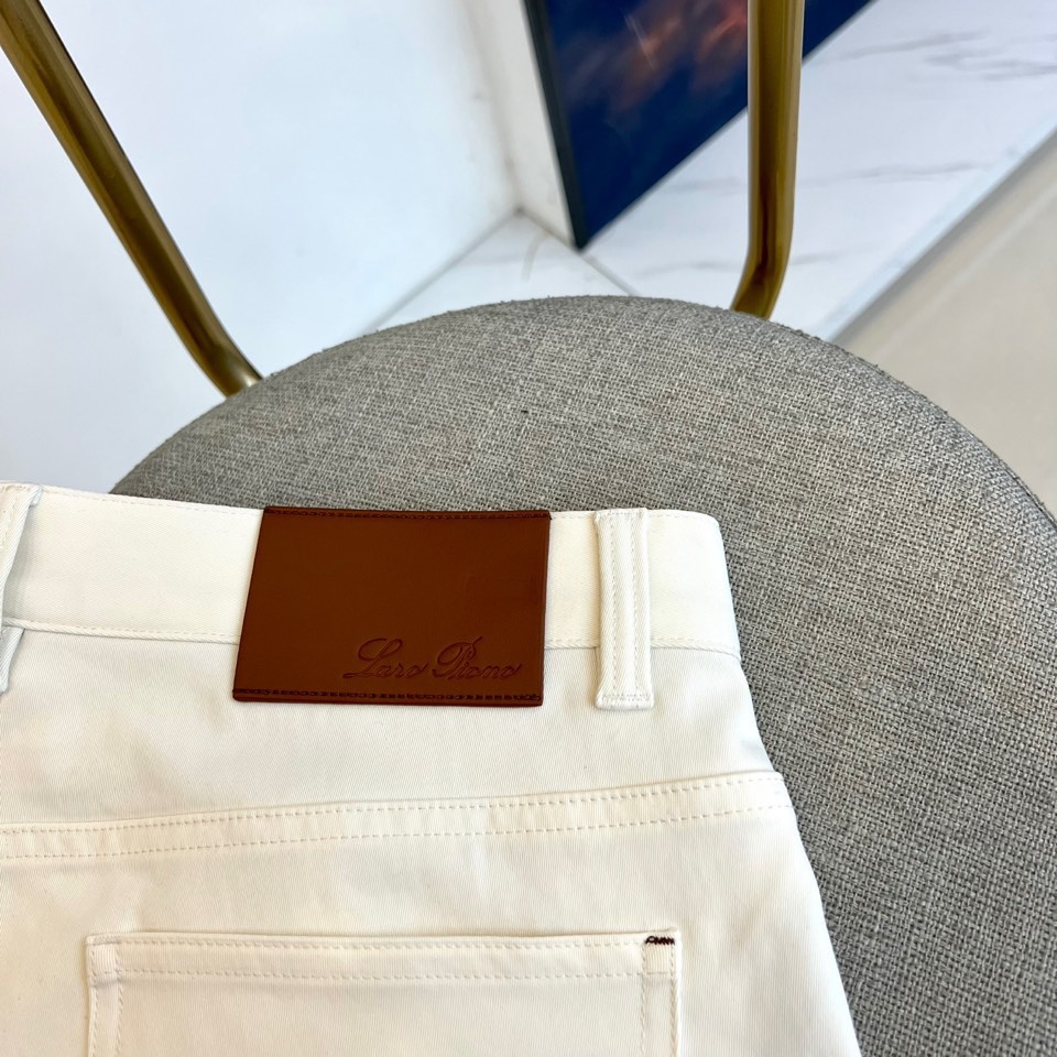 Loro Piana诺悠翩雅、2025秋冬新品男士长裤，以意大利顶级面料工艺重新定义奢华日常着装。本系列