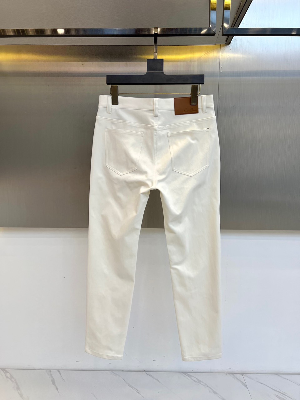 Loro Piana诺悠翩雅、2025秋冬新品男士长裤，以意大利顶级面料工艺重新定义奢华日常着装。本系列