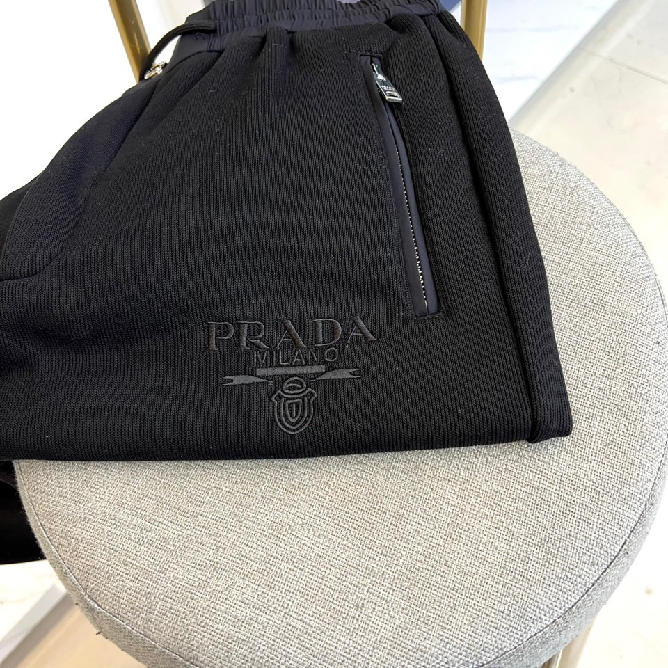 Prad普拉、2025秋冬新品运动休闲长裤，以束脚廓形重塑奢华运动美学。款式采用高腰抽绳设计，两侧搭载隐