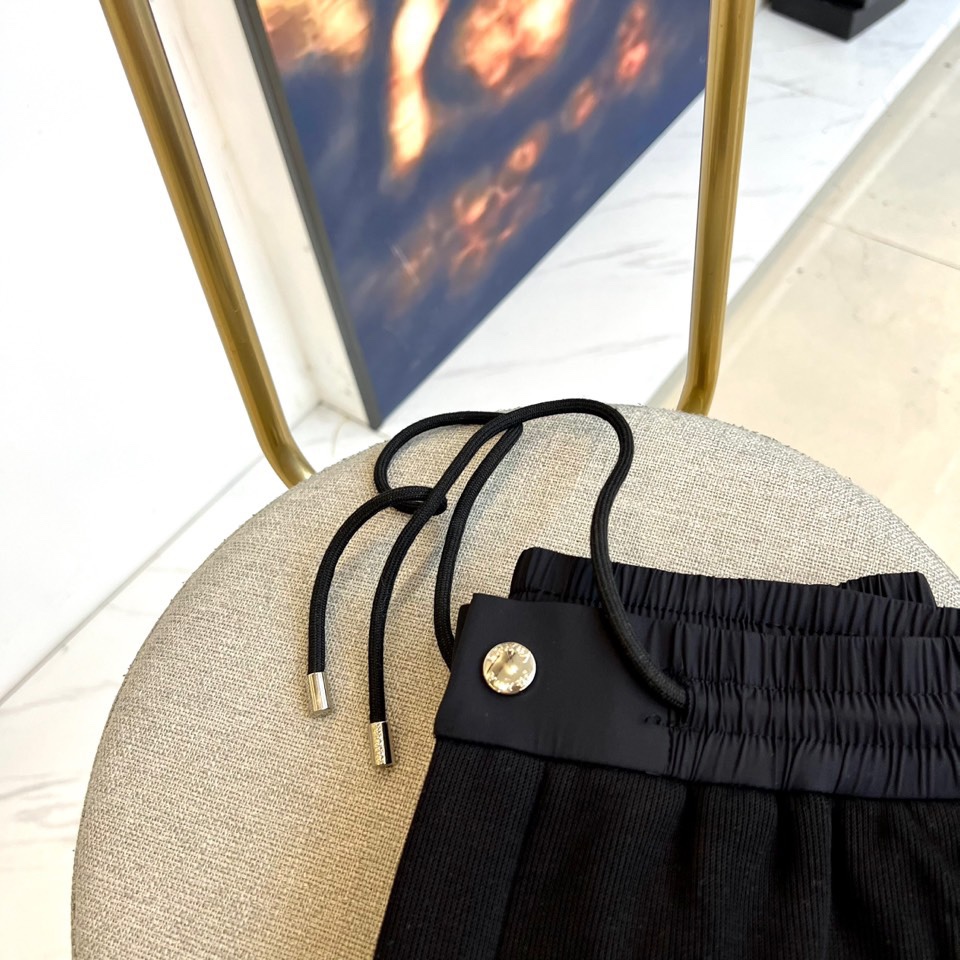 Prad普拉、2025秋冬新品运动休闲长裤，以束脚廓形重塑奢华运动美学。款式采用高腰抽绳设计，两侧搭载隐