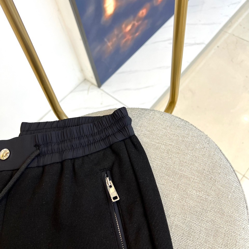 Prad普拉、2025秋冬新品运动休闲长裤，以束脚廓形重塑奢华运动美学。款式采用高腰抽绳设计，两侧搭载隐