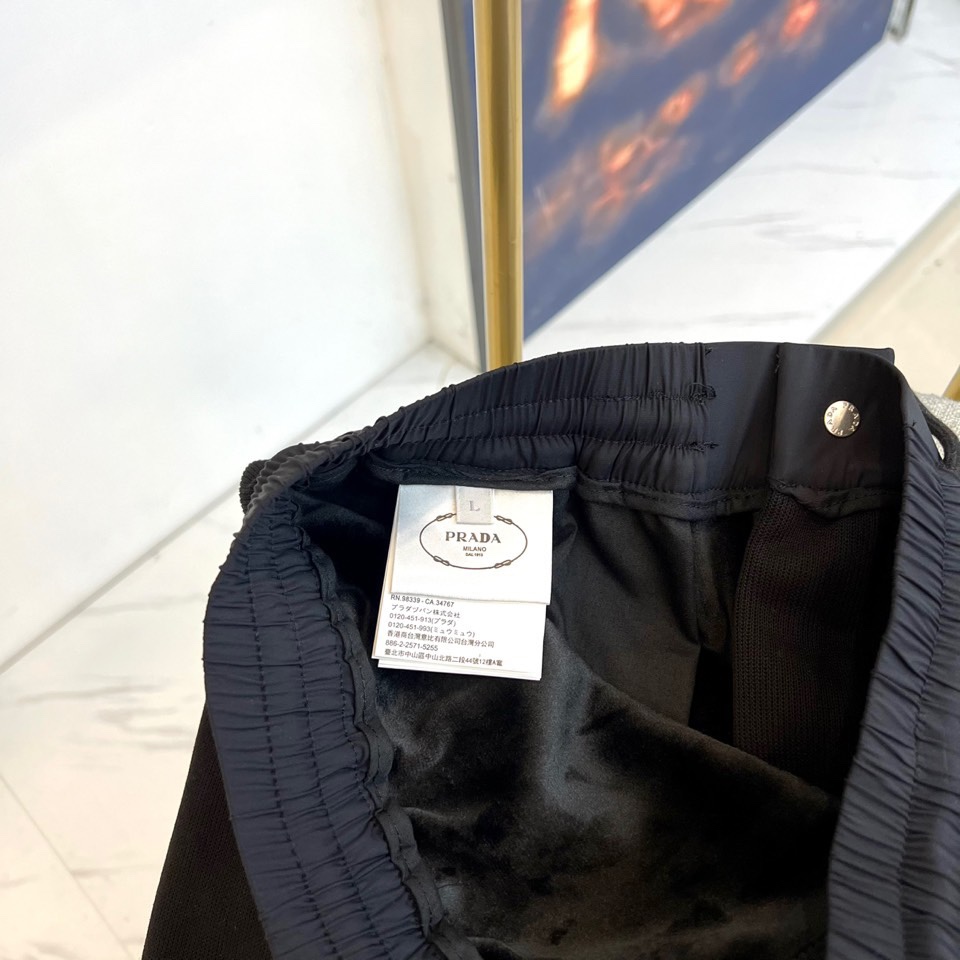 Prad普拉、2025秋冬新品运动休闲长裤，以束脚廓形重塑奢华运动美学。款式采用高腰抽绳设计，两侧搭载隐