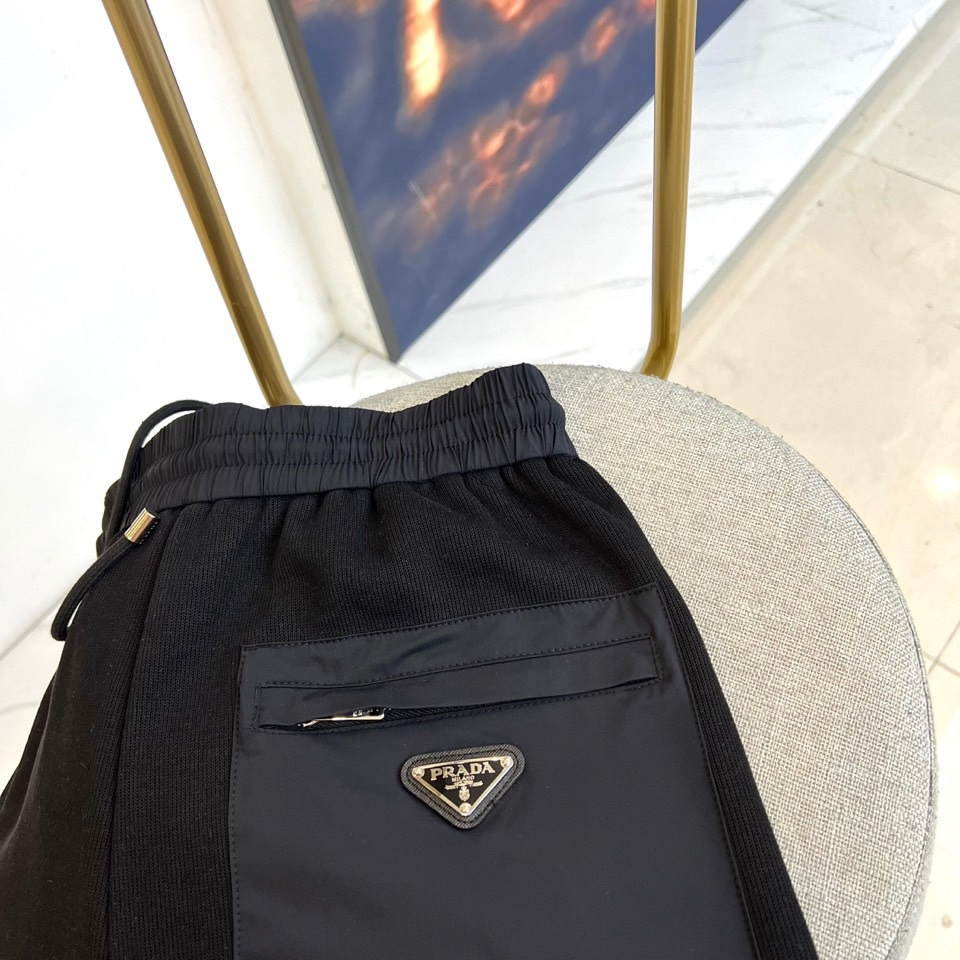 Prad普拉、2025秋冬新品运动休闲长裤，以束脚廓形重塑奢华运动美学。款式采用高腰抽绳设计，两侧搭载隐