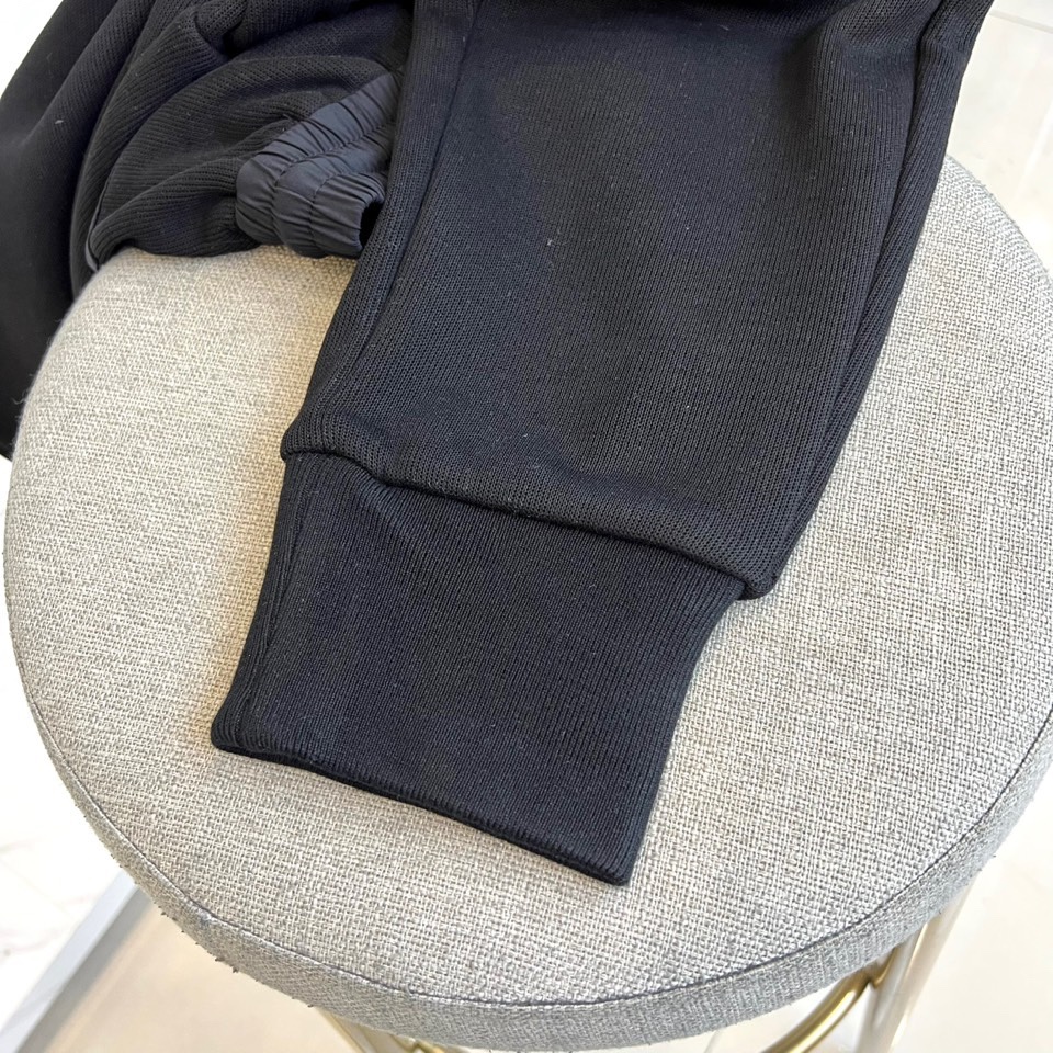 Prad普拉、2025秋冬新品运动休闲长裤，以束脚廓形重塑奢华运动美学。款式采用高腰抽绳设计，两侧搭载隐