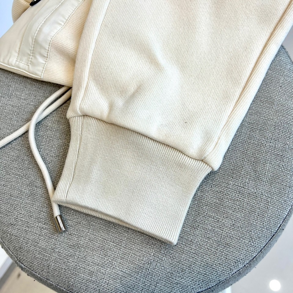 Prad普拉、2025秋冬新品运动休闲长裤，以束脚廓形重塑奢华运动美学。款式采用高腰抽绳设计，两侧搭载隐