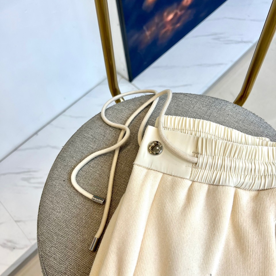 Prad普拉、2025秋冬新品运动休闲长裤，以束脚廓形重塑奢华运动美学。款式采用高腰抽绳设计，两侧搭载隐