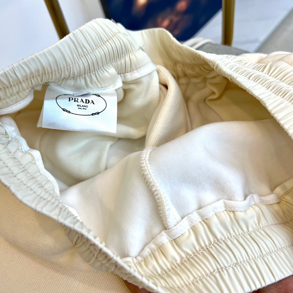 Prad普拉、2025秋冬新品运动休闲长裤，以束脚廓形重塑奢华运动美学。款式采用高腰抽绳设计，两侧搭载隐