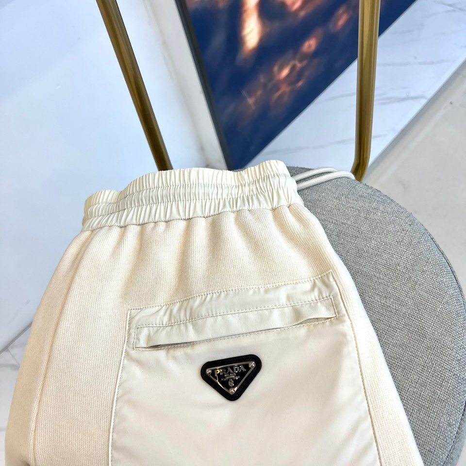 Prad普拉、2025秋冬新品运动休闲长裤，以束脚廓形重塑奢华运动美学。款式采用高腰抽绳设计，两侧搭载隐