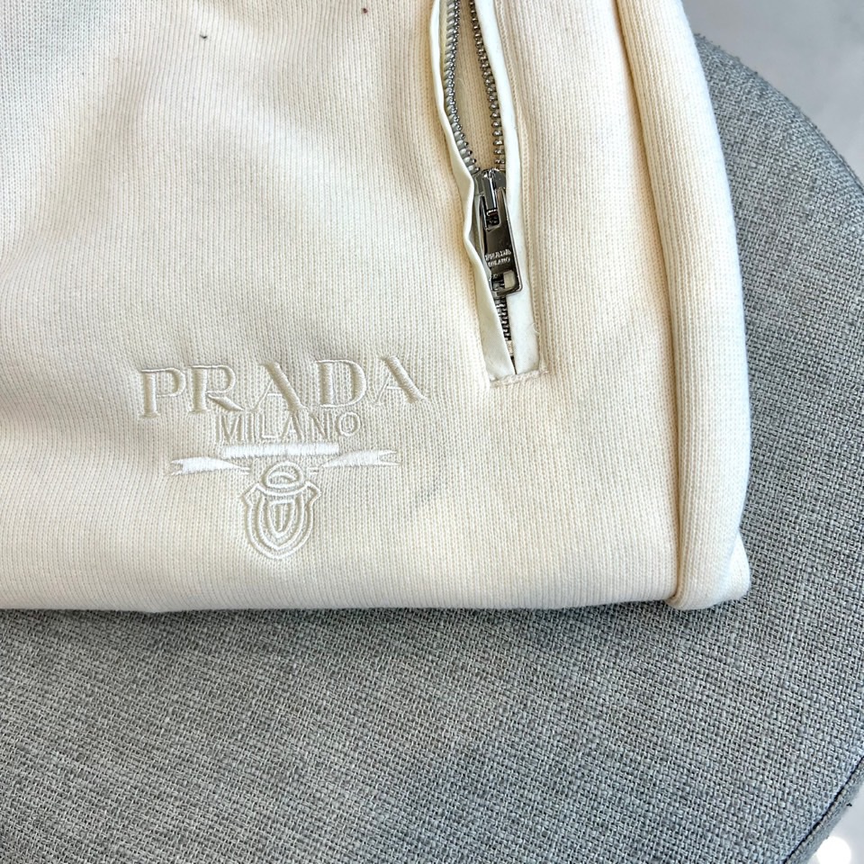 Prad普拉、2025秋冬新品运动休闲长裤，以束脚廓形重塑奢华运动美学。款式采用高腰抽绳设计，两侧搭载隐