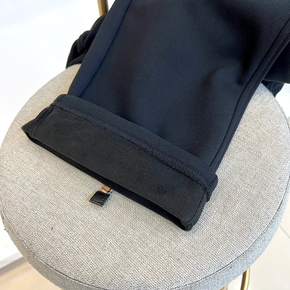 Burberry巴宝莉、 2025秋冬新品【加绒加厚】卫裤，款式采用弹性腰头设计，搭配饰有品牌经典格纹的