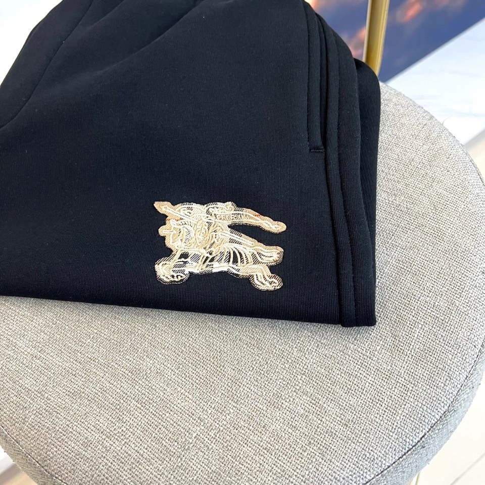 Burberry巴宝莉、 2025秋冬新品【加绒加厚】卫裤，款式采用弹性腰头设计，搭配饰有品牌经典格纹的