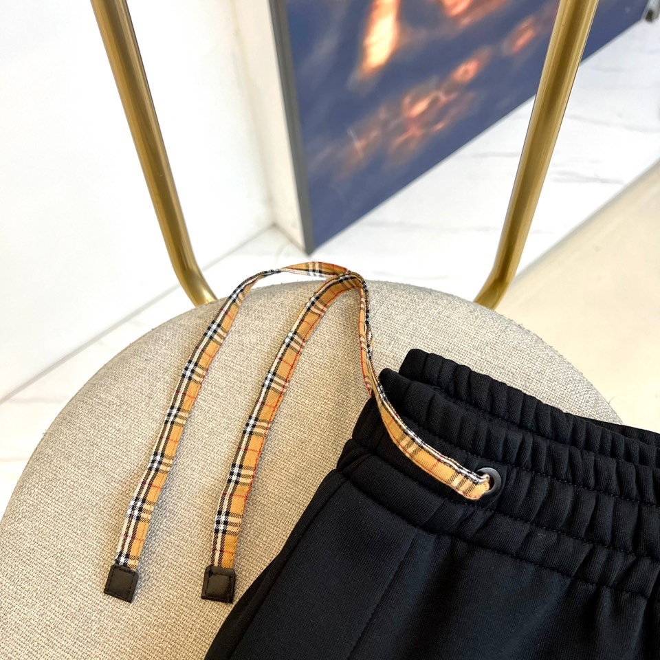 Burberry巴宝莉、 2025秋冬新品【加绒加厚】卫裤，款式采用弹性腰头设计，搭配饰有品牌经典格纹的
