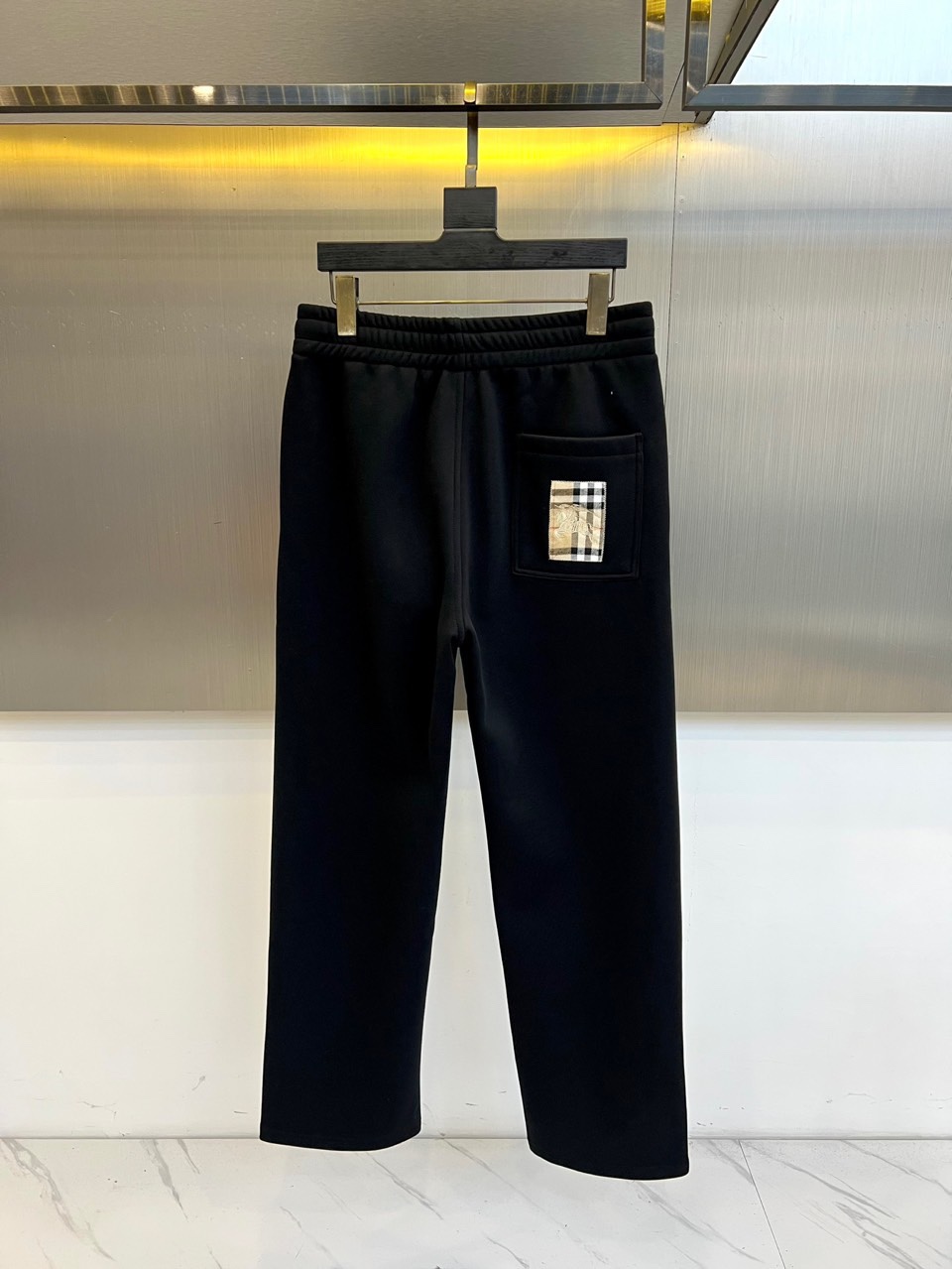 Burberry巴宝莉、 2025秋冬新品【加绒加厚】卫裤，款式采用弹性腰头设计，搭配饰有品牌经典格纹的