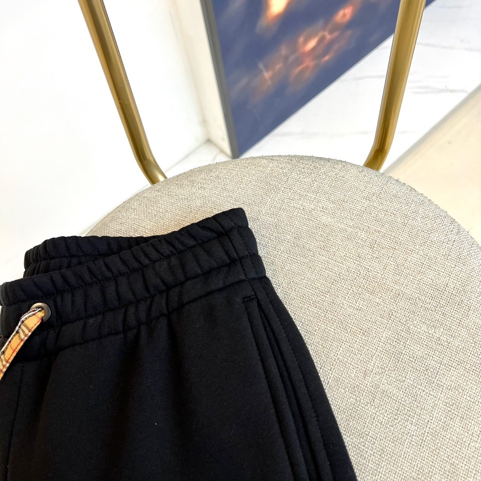 Burberry巴宝莉、 2025秋冬新品【加绒加厚】卫裤，款式采用弹性腰头设计，搭配饰有品牌经典格纹的