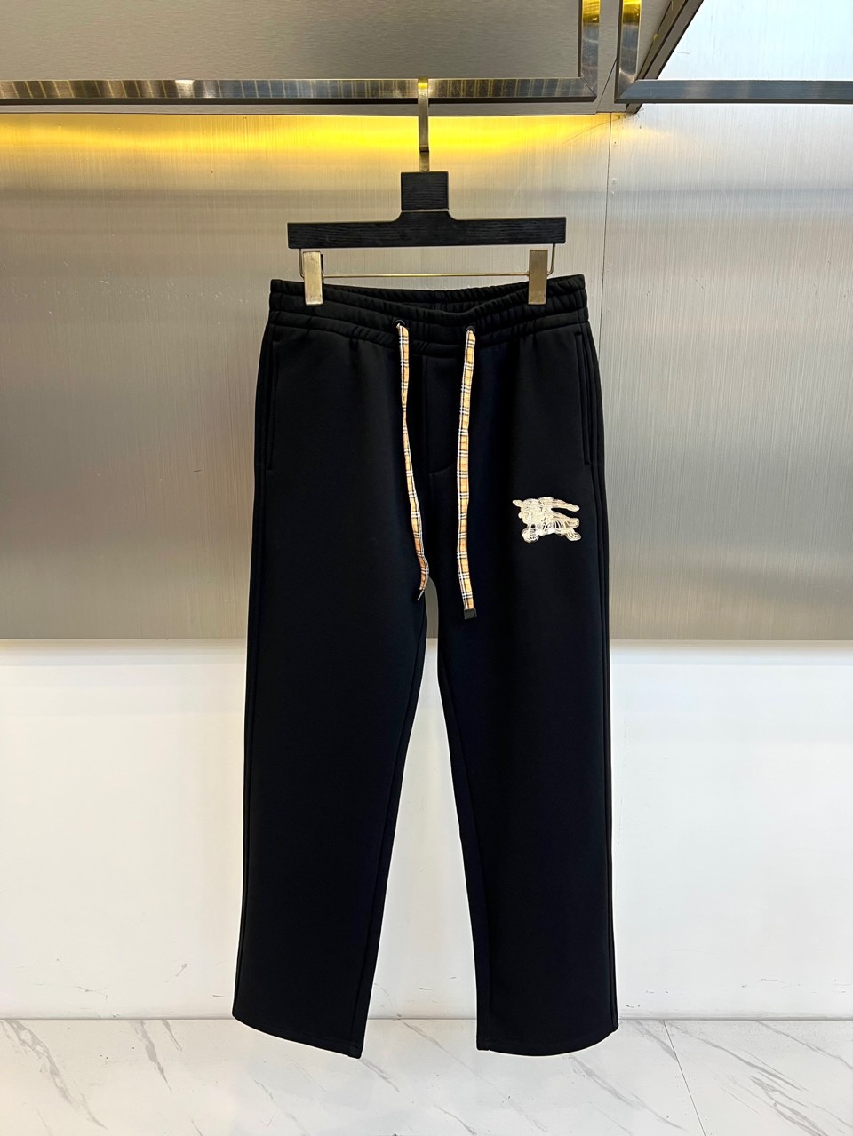 Burberry巴宝莉、 2025秋冬新品【加绒加厚】卫裤，款式采用弹性腰头设计，搭配饰有品牌经典格纹的