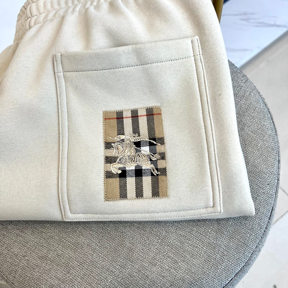 Burberry巴宝莉、 2025秋冬新品【加绒加厚】卫裤，款式采用弹性腰头设计，搭配饰有品牌经典格纹的