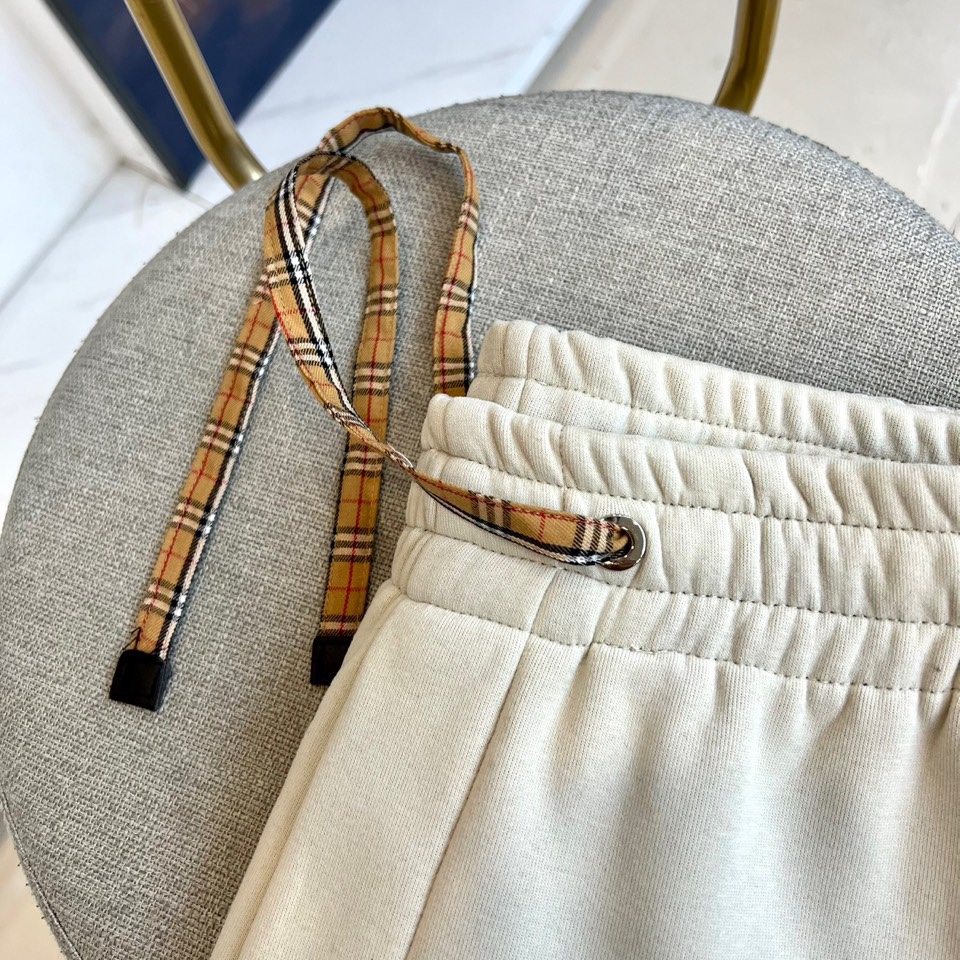 Burberry巴宝莉、 2025秋冬新品【加绒加厚】卫裤，款式采用弹性腰头设计，搭配饰有品牌经典格纹的
