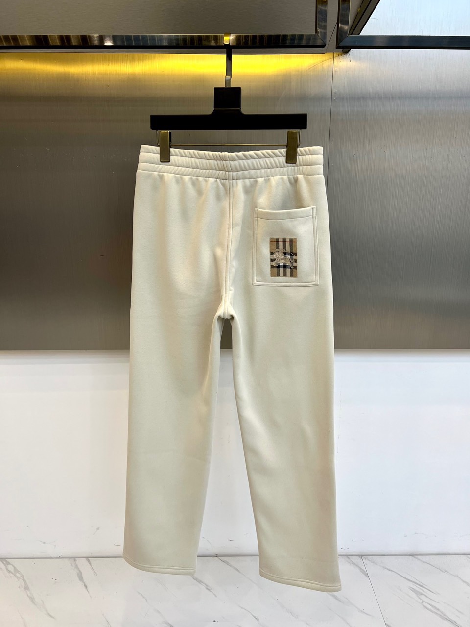 Burberry巴宝莉、 2025秋冬新品【加绒加厚】卫裤，款式采用弹性腰头设计，搭配饰有品牌经典格纹的