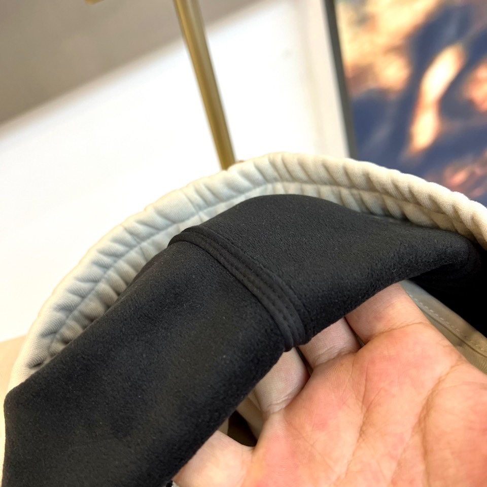 Burberry巴宝莉、 2025秋冬新品【加绒加厚】卫裤，款式采用弹性腰头设计，搭配饰有品牌经典格纹的