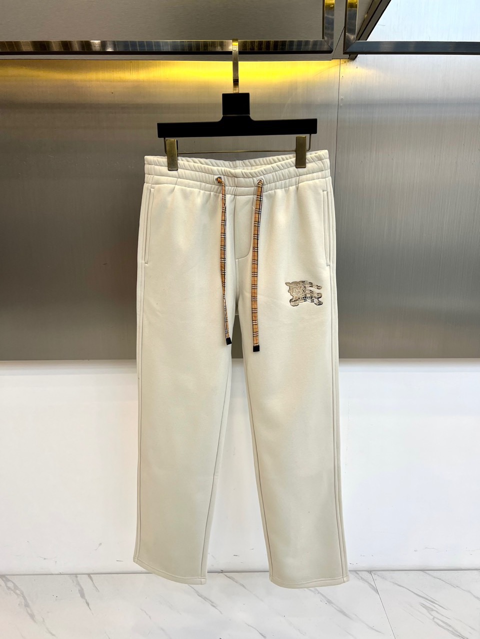 Burberry巴宝莉、 2025秋冬新品【加绒加厚】卫裤，款式采用弹性腰头设计，搭配饰有品牌经典格纹的